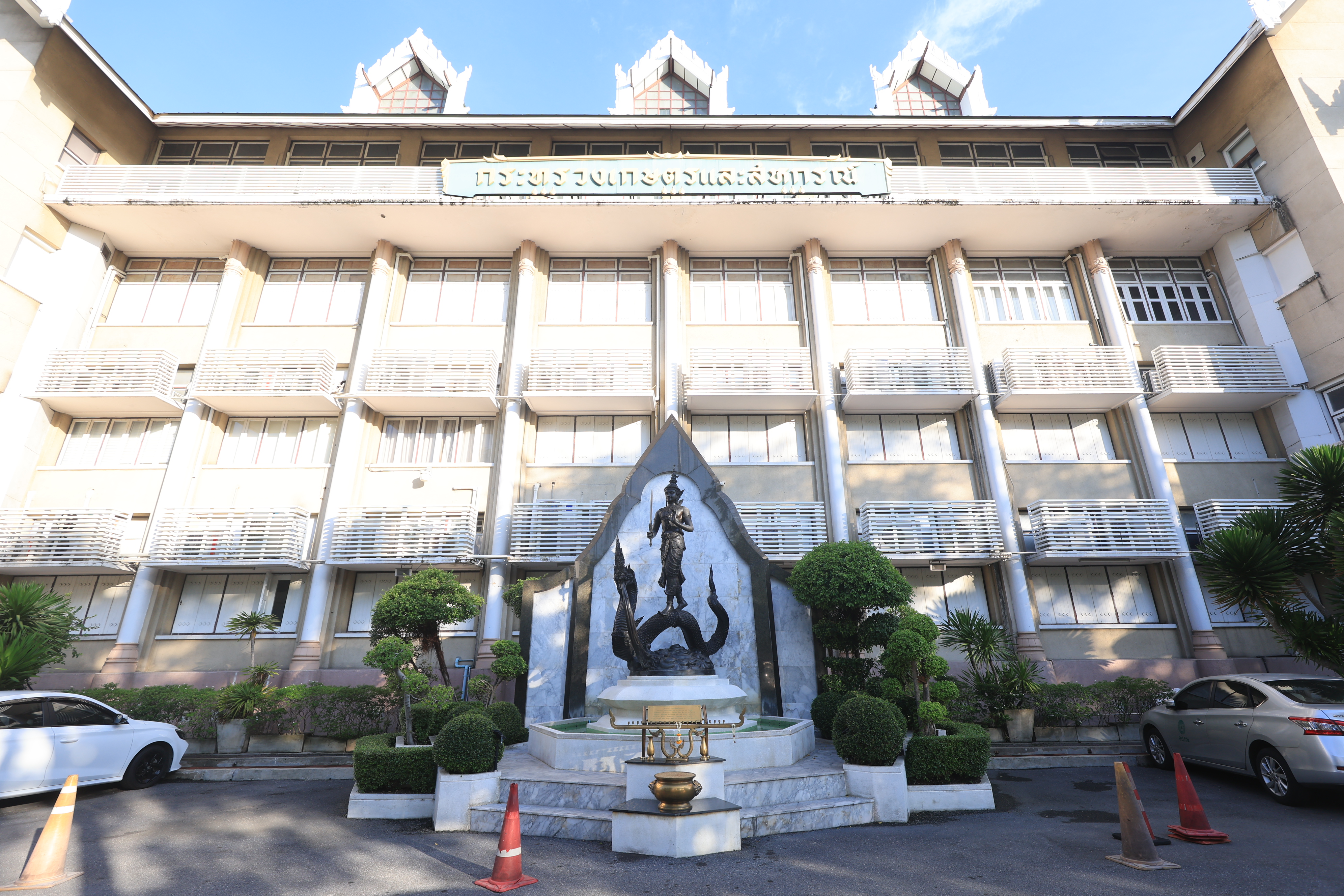 title - เลขาธิการ ส.ป.ก. ลงนามถวายพระพร สมเด็จพระนางเจ้าฯ พระบรมราชินี เนื่องในโอกาสวันเฉลิมพระชนมพรรษา 48 พรรษา 3 มิถุนายน 2569  ณ ศาลาสหทัยสมาคม พระบรมมหาราชวัง